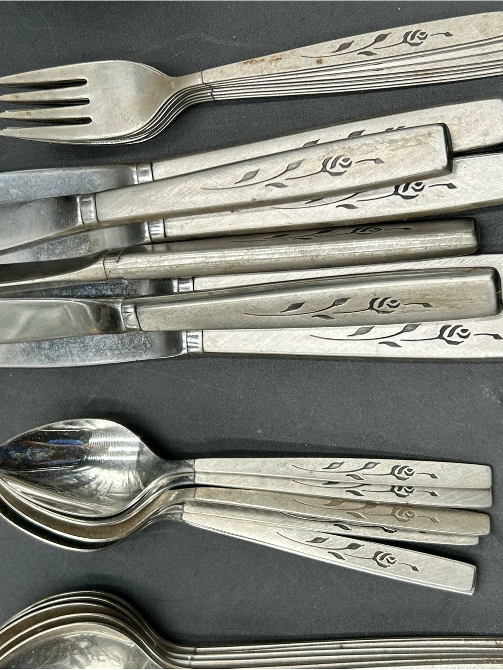 Oneida Capistrano Stainless Steel Floral Handle Flatware Set